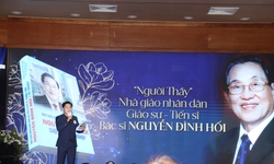 Khi b&#225;c sĩ &#39;học n&#243;i&#39; để chia sẻ với người bệnh