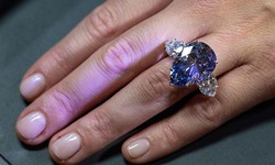 Đấu gi&#225; vi&#234;n kim cương xanh qu&#253; hiếm Bleu Royal nặng 17,61 carat