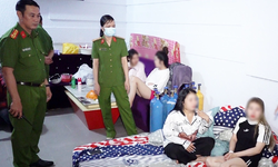Bắt quả tang 6 nam nữ bay lắc l&#250;c nửa đ&#234;m trong ph&#242;ng trọ
