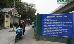 Cận cảnh loạt l&#244; cốt &#39;b&#243;p nghẹt&#39; nhiều tuyến đường H&#224; Nội