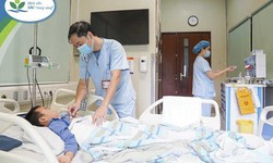 B&#233; trai 6 tuổi bị vỡ kh&#237; quản, nguy kịch t&#237;nh mạng do ng&#227; khi chơi xe điện 3 b&#225;nh
