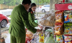 Thu giữ gần 5.000 g&#243;i b&#225;nh, kẹo kh&#244;ng nh&#227;n m&#225;c trước cổng trường