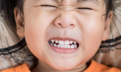 Tại sao trẻ lại nghiến răng?