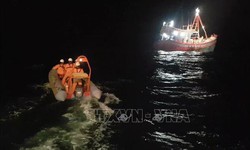 Ứng cứu kịp thời 3 ngư d&#226;n tr&#234;n 2 ghe bị ch&#236;m tr&#234;n biển