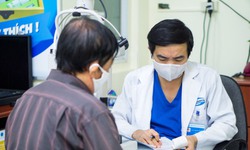 Đưa con đi kh&#225;m mắt, &quot;tiện thể&quot; kh&#225;m cho m&#236;nh: Ph&#225;t hiện u n&#227;o!