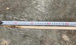 Thanh gỗ đ&#226;m thấu bụng anh thợ mộc