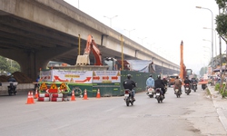 Cận cảnh đường Nguyễn Xiển bị chiếm dụng cả l&#242;ng đường lẫn vỉa h&#232;