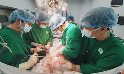 Cứu sống ngoạn mục bệnh nhân bị dao đâm thấu bụng, ruột lòi ra ngoài