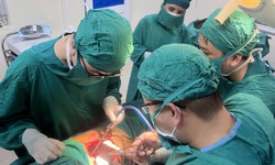 Thanh sắt d&#224;i 30 cm đ&#226;m từ cổ xuy&#234;n v&#224;o phổi người đ&#224;n &#244;ng ở H&#224; Tĩnh