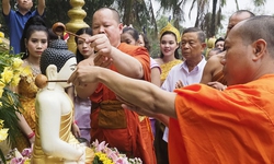 Đặc sắc nghi lễ tắm tượng Phật của người Khmer