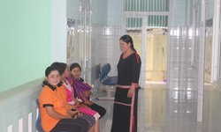 C&#244; đỡ vượt mưa nắng gi&#250;p c&#225;c sản phụ “mẹ tr&#242;n con vu&#244;ng”