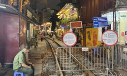 Phố c&#224; ph&#234; đường t&#224;u &#39;hồi sinh&#39;, lại tấp nập đ&#243;n kh&#225;ch
