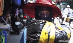 Những người phụ nữ chợ Đồng Xu&#226;n oằn lưng tải h&#224;ng giữa nắng &#39;đổ lửa&#39;