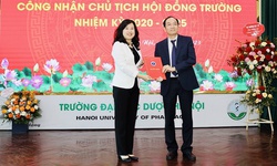 Trao quyết định c&#244;ng nhận Chủ tịch Hội đồng trường ĐH Dược H&#224; Nội