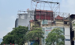 &#39;Ma trận&#39; biển quảng c&#225;o đ&#227; xuống cấp, trơ khung ở H&#224; Nội