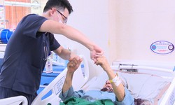 Cụ &#244;ng 93 tuổi vượt qua đột quỵ nhờ đến viện trong khung giờ &#39;v&#224;ng&#39;