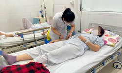 Ăn nem r&#225;n chứa chất tạo m&#224;u, hai mẹ con nguy kịch