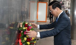 Chủ tịch nước đặt hoa tại Biển Tưởng niệm B&#225;c Hồ ở thủ đ&#244; London