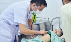 Bé trai 3 tuổi suýt mất mạng do tiêu chảy cấp 
