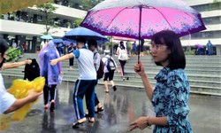 Mưa to bất chợt, th&#237; sinh ướt sũng bước v&#224;o ph&#242;ng thi