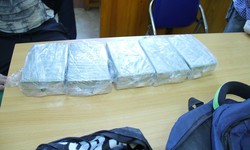 Ph&#225;t hiện thanh ni&#234;n đeo chiếc balo c&#243; chứa 10 b&#225;nh heroin