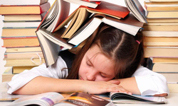 Trẻ bị stress do &#225;p lực thi cử, cha mẹ cần l&#224;m g&#236;?