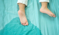 Trẻ mắc chứng đ&#225;i dầm, d&#249;ng thuốc như thế n&#224;o?