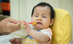 [Infographic] 8 loại thực phẩm cung cấp nhiều dinh dưỡng tốt cho trẻ bị tay ch&#226;n miệng