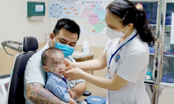 Mảnh thủy tinh cứa khắp mặt b&#233; trai sau c&#250; ng&#227; trượt ch&#226;n
