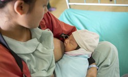 So s&#225;nh sữa mẹ v&#224; sữa b&#242; để thấy những kỳ diệu khi nu&#244;i con bằng sữa mẹ