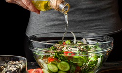 8 loại dầu ăn tốt nhất d&#249;ng để trộn salad rất &#237;t người biết