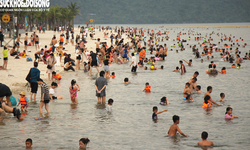 H&#224;ng ngh&#236;n du kh&#225;ch tranh thủ &#39;check in&#39;, tắm biển ở Hạ Long trước khi b&#227;o về