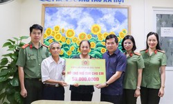 Thiếu tướng Đinh Văn Nơi trao 50 triệu đồng hỗ trợ b&#233; trai 7 tuổi mổ tim