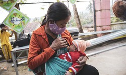 Trẻ suy dinh dưỡng do kh&#244;ng được d&#249;ng sữa mẹ đầy đủ