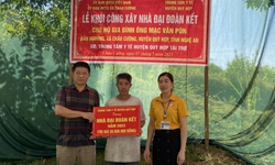 Nh&#226;n vi&#234;n y tế g&#243;p sức x&#226;y nh&#224; cho hộ ngh&#232;o ở huyện miền n&#250;i Nghệ An