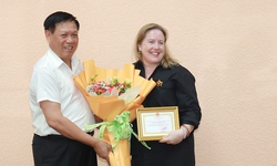 Bộ Y tế trao Kỷ niệm chương ‘V&#236; sức khoẻ nh&#226;n d&#226;n’ cho Ph&#243; Gi&#225;m đốc Ph&#242;ng y tế, USAID tại Việt Nam