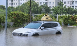 Sau cơn mưa, nhiều &#244; t&#244; &#39;ng&#226;m m&#236;nh&#39; trong nước