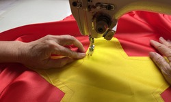 Thi&#234;ng li&#234;ng l&#224;ng nghề may cờ Tổ quốc