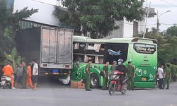 T&#224;i xế xe kh&#225;ch tử vong trong cabin sau va chạm với xe biển xanh