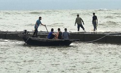 Đi đánh cá, bố mẹ và con trai mất tích trên biển