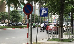 Nghịch l&#253; biển cấm đỗ v&#224; được đỗ xe c&#249;ng một vị tr&#237;, ch&#237;nh quyền phường ở H&#224; Nội n&#243;i g&#236;?