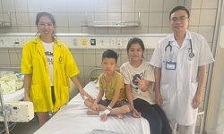 Chị g&#225;i 11 tuổi nhanh tr&#237; sơ cứu đ&#250;ng c&#225;ch gi&#250;p em trai tho&#225;t chết đuối nước trong gang tấc