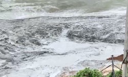 Clip: Cận cảnh vỡ đập hồ chứa nước thải, d&#242;ng nước &#244; nhiễm tr&#224;n v&#224;o nh&#224; d&#226;n