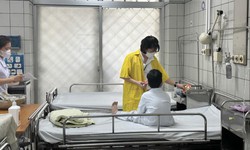 Vụ ch&#225;y chung cư mini: Em b&#233; một m&#236;nh ở bệnh viện Bạch Mai vui mừng khi kết nối được với mẹ điều trị tại nơi kh&#225;c