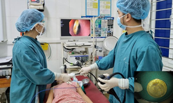 Đồng xu mắc kẹt trong thực quản của b&#233; g&#225;i 5 tuổi