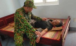 Kịp thời ứng cứu 19 ngư d&#226;n gặp nạn tại Bến Tre