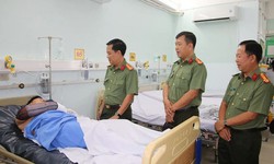 Thiếu t&#225; c&#244;ng an bị thương khi ngăn kẻ ch&#233;m người đi đường