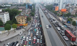 Ng&#224;y đi l&#224;m đầu ti&#234;n của năm mới, người d&#226;n chật vật di chuyển tr&#234;n đường phố Thủ đ&#244;