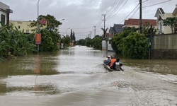 Lật đ&#242;, người đ&#224;n &#244;ng mất t&#237;ch trong d&#242;ng nước lũ