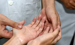 Ra mồ h&#244;i tay nhiều phải l&#224;m sao?